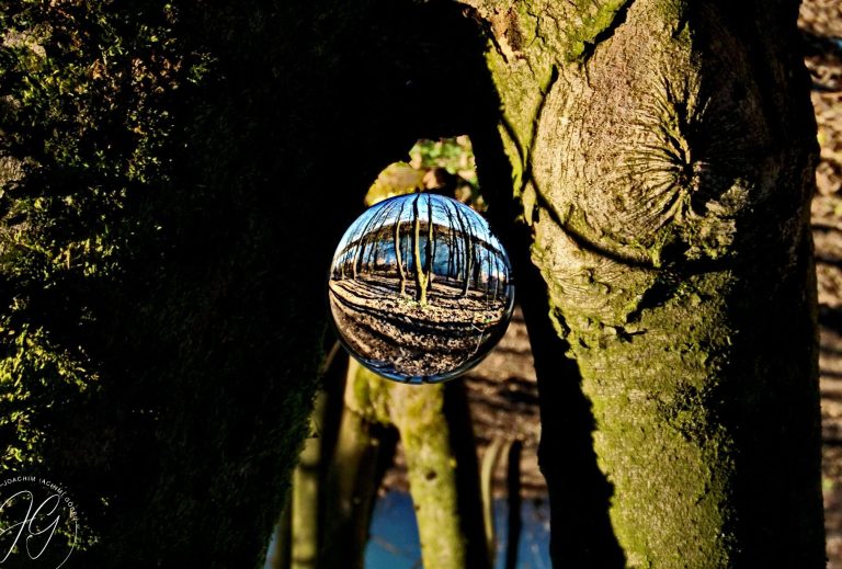 Spiegelung der Landschaft in Glaskugel